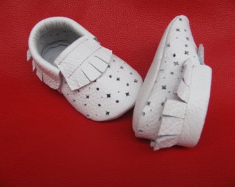 ホワイト ベビー モカシン、女の子用ベビー モカシン、男の子用ベビー モカシン、レザー キッズ シューズ、幼児用モカシン、穴あきモカシン、ソフトソール ベビーシューズ ユニセックス