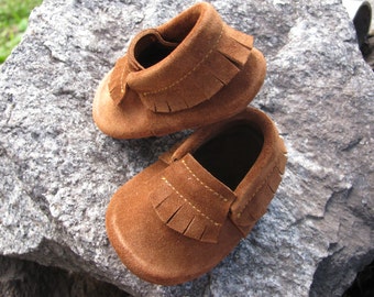 Brown Baby Moccasins. Kids moccasins.  Leather baby moccasins.Peter Pan Shoes.Robin Hood moccs.Baby Girl Boy Moccasins.Sizes 0m-3m,6m-18m,4t