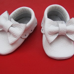 White Bow Baby Moccasins.Soft sole baby shoes.Infant moccasins.Baby shoes.Girl shoes.Kids shoes.Baptism baby shoes.