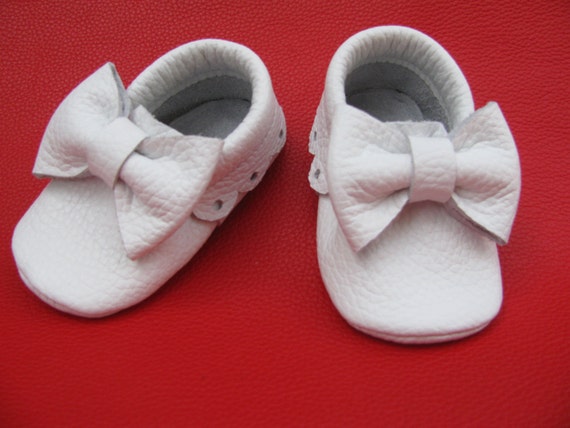 White Bow Baby Moccasins.Soft sole baby shoes.Infant moccasins.Baby shoes.Girl shoes.Kids shoes.Baptism baby shoes.