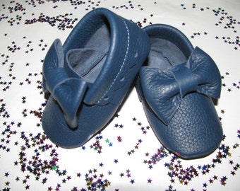 Navy Bow Baby Moccasins. Baby Girl Moccasins. Moccasins.  Leather baby moccasins. Infant moccasins.Moccs.Navy Bow.