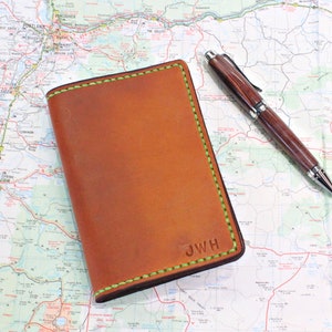 Housse d’ordinateur portable de terrain en cuir avec fentes pour cartes. S’adapte aux notes de 3,5 x 5 pouces. Moleskine Journal, Rite sous la pluie