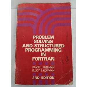 Peut inclure: Un manuel scolaire à couverture souple rouge intitulé Problem Solving and Structured Programming in Fortran, 2nd Edition, par Frank L. Friedman et Elliot B. Koffman. La couverture présente un motif de lignes courbes violettes sur fond rouge.