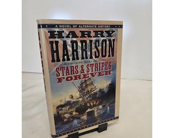 Può includere: Un libro con copertina rigida intitolato Stars & Stripes Forever di Harry Harrison. La copertina presenta una scena di battaglia navale storica con un grande veliero e fumo, su uno sfondo della bandiera americana con testo in grassetto.