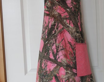 Apron, Cobbler, BBQ apron Reversable Pink Camo