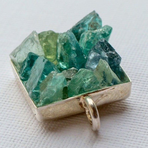 Square rough crystal pendant made of apatite and fluorite, set in silver plate. Modern, boho, indie, raw, rough, pendant, handmade, silver