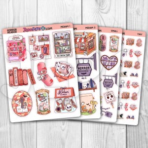 Puede incluir: Cuatro hojas de pegatinas con ilustraciones de temática de terror. Los diseños incluyen una estantería rosa, una librería, una estantería en forma de corazón y varias imágenes pequeñas de calaveras, libros y llaves. El texto "HORROR READER" y "Horror Cookies" son visibles.