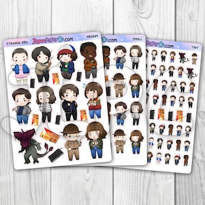 Puede incluir: Un conjunto de pegatinas con temática de Stranger Things con varios personajes del programa, incluidos Eleven, Dustin, Mike y Lucas. Las pegatinas están disponibles en cuatro tamaños: diminuto, pequeño, mediano y grande. Las pegatinas están impresas en vinilo de alta calidad y son perfectas para decorar portátiles, botellas de agua, cuadernos y mucho más.