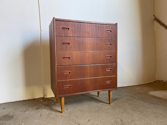 Mid Century Teak dresser with 5 drawers