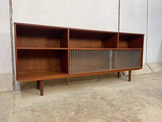 Mid Century Teak bookcase/wallunit with lower glass cabinet