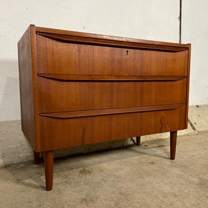 Mid Century Teak dresser with 3 drawers in great condition