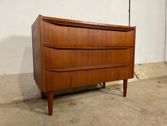 Mid Century Teak dresser with 3 drawers in great condition