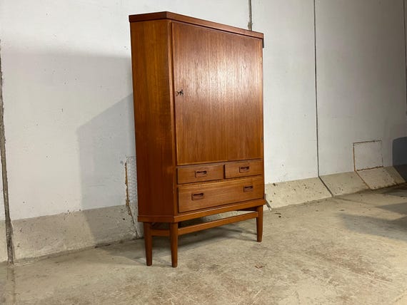 Mid Century Teak corner cabinet in great condition