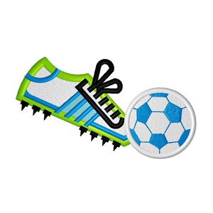 以下が含まれることがあります： 黒の靴ひもが付いた緑と白のサッカーシューズが白と青のサッカーボールを蹴っている