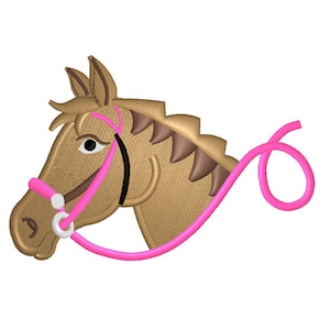 以下が含まれることがあります： ピンクのくつわと手綱をつけた茶色の馬の頭。馬は黒い目をしており、茶色のたてがみをしている。