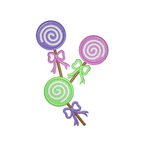 Puede incluir: Tres piruletas coloridas con espirales blancas en un palo con lazos morados. Las piruletas son moradas, rosas y verdes.