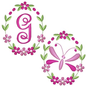 Puede incluir: Diseño bordado con una letra G rosa rodeada de una corona de hojas verdes y flores rosas. Una mariposa rosa también está bordada en una corona similar.