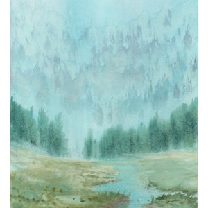 Könnte beinhalten: Ein Aquarellbild, das eine nebelige Waldszene mit einem Bach im Vordergrund zeigt. Die Bäume sind in einem gedämpften Grün gehalten und die Berge im Hintergrund sind hellblau. Die Unterschrift des Künstlers, "J. Schuster 2022", befindet sich in der linken unteren Ecke.