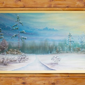 Könnte beinhalten: Ein Pastellbild einer verschneiten Winterlandschaft mit einer Straße, die in die Ferne führt. Die Bäume sind mit Schnee bedeckt und der Himmel ist in einem sanften Blau mit gelben Farbtönen gehalten. Das Bild ist in einem goldenen Rahmen gefasst.