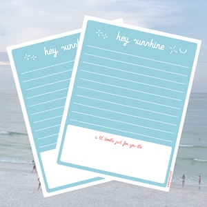 Puede incluir: Dos blocs de notas de líneas azules claros con el texto "hey sunshine" y "hey sun" escrito en blanco. Los blocs de notas tienen un borde blanco y una estrella blanca con una carita sonriente dibujada en la esquina superior derecha del bloc de notas. El texto "a lil doodle just for you-die" está escrito en rojo en la parte inferior del bloc de notas.