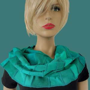 Viscose patchwork sjaal: jade licht-blauw turquoise zeegroen, handgeverfd + handgemaakt in Nederland  door Liz & Joe