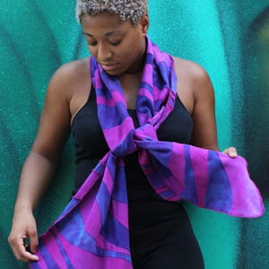Paars en fuchsia viscose sjaal 'WOW' met zebra patroon, handgeverfd en handgemaakt in Nederland door Liz & Joe