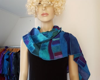 Viscose sjaal met stroken en kleinere patchwork, turquoise, zeegroen, kobaltblauw, paars, handgemaakt en handgeverfd in Nederland, cadeau voor dames