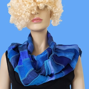 Écharpe en patchwork de soie avec quelques bandes de lin : bleu cobalt, bleu clair, turquoise, divers types de soie, fait main et teint à la main