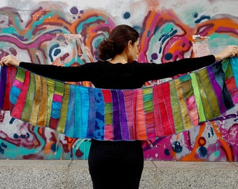 Bufanda de viscosa, Con tiras de piezas aún más pequeñas, Colores arcoíris, Patchwork, Teñida a mano y hecha a mano en Holanda, bonito regalo para mujer