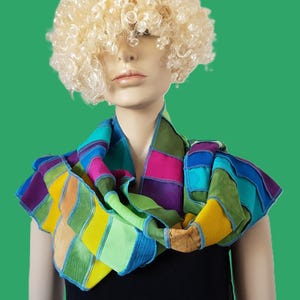 Handgeverfde patchwork sjaal: lente + zomer tinten, fris groen, turquoise, paars, cyclaam, handgemaakt in Nederland door Liz & Joe