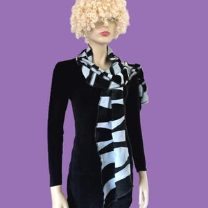 Écharpe en viscose « ZEBRA » : gris foncé et gris clair, patchwork, teint à la main + fait main aux Pays-Bas par Liz & Joe