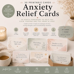 Puede incluir: Un conjunto de 30 tarjetas imprimibles Anxiety Relief Cards con fondos de acuarela suaves en tonos apagados de verde, melocotón y crema. Cada tarjeta muestra texto relajante e ilustraciones botánicas, con una pila en una caja marrón.