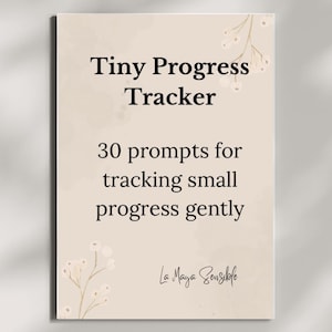 Puede incluir: Una tarjeta beige con el texto "Tiny Progress Tracker" y "30 indicaciones para rastrear el pequeño progreso suavemente." Delicadas ilustraciones florales adornan las esquinas. La firma "La Maya Sensible" está en la parte inferior.