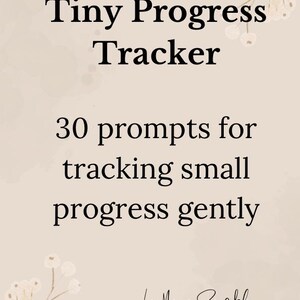 K&ouml;nnte beinhalten: Beiger Hintergrund mit dem Text "Tiny Progress Tracker" in Schwarz. Darunter steht "30 Anregungen zur sanften Verfolgung kleiner Fortschritte". Das La Maya Sensible-Logo befindet sich unten, mit floralen Akzenten.