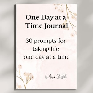 Puede incluir: Un diario con el título "One Day at a Time Journal" y el texto "30 indicaciones para vivir la vida día a día." El diseño presenta un fondo rosa pálido, detalles florales y la firma "La Maya Sensible."