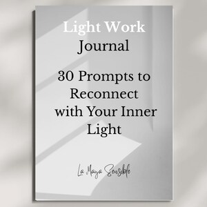 Puede incluir: Un diario blanco con el título "Light Work Journal" y el subtítulo "30 Prompts to Reconnect with Your Inner Light". El diario también presenta el texto "La Maya Sensible" en cursiva.
