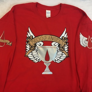 Blood Angels Tshirt - Table Top Space War Games - Flügel Kelch Blutstropfen - mit Schulter Symbolen Shirt Marine 40K Geschenk