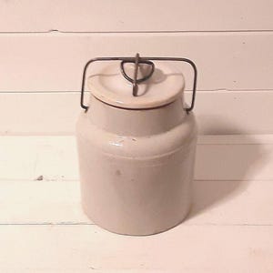 Jarra antigua vintage de cerámica blanca esmaltada para conservas, tarro de frutas, fardo de metal con asa de alambre, decoración de cocina rústica primitiva, almacenamiento imagen 1