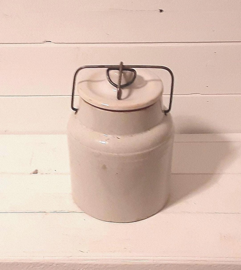 Jarra antigua vintage de cerámica blanca esmaltada para conservas, tarro de frutas, fardo de metal con asa de alambre, decoración de cocina rústica primitiva, almacenamiento imagen 1