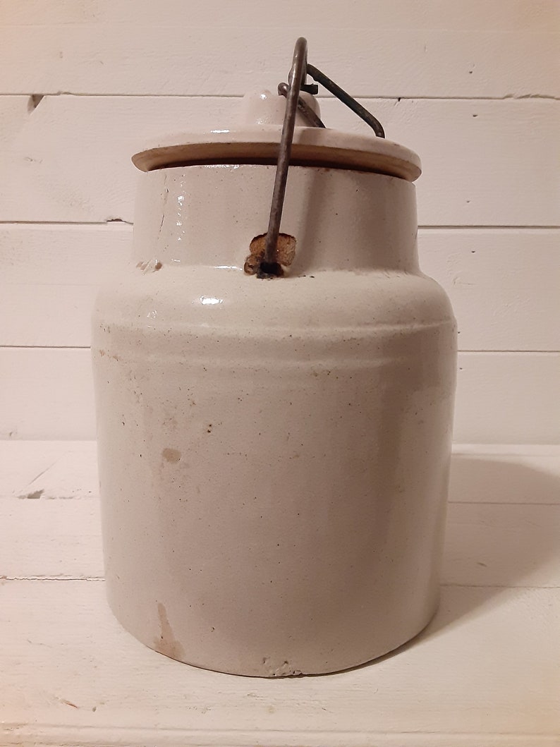 Puede incluir: Crock de cer&aacute;mica blanca con tapa y asa de metal. El crock tiene un dise&ntilde;o simple y est&aacute; en buen estado.