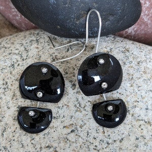 80er Jahre Retro Emaille Ohrringe, Schwarz und Silber Statement Handgemachter Schmuck, Modernist, Einzigartig, Minimalistisches Design