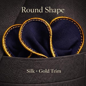 Peut inclure: Une pochette de costume en soie bleu marine de forme ronde avec une bordure dorée, présentée dans une poche de costume. Le texte "Round Shape" et "Silk • Gold Trim" sont visibles.