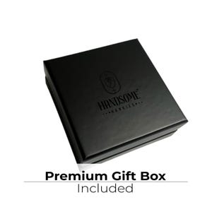 Puede incluir: Caja de regalo negra con el texto "HANDSOME...HANKIES..." impreso en la parte superior.