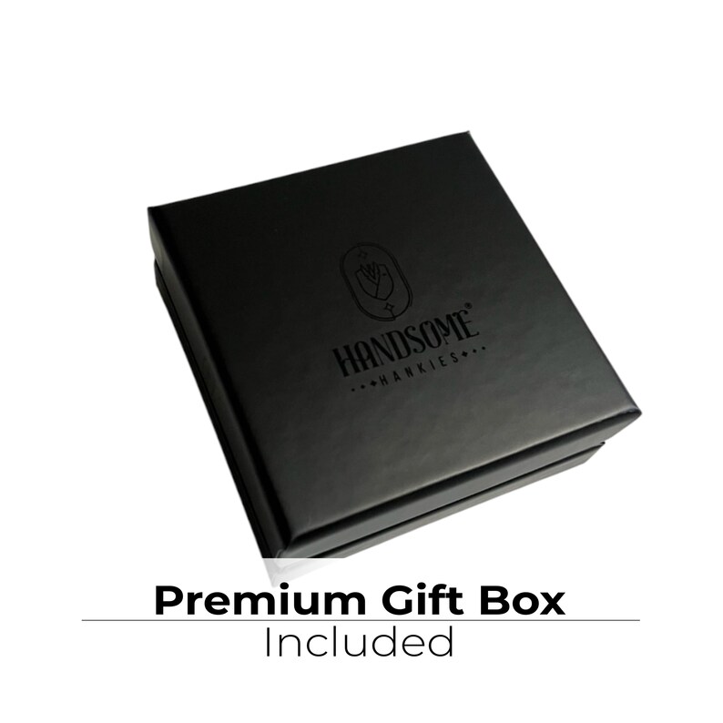 Puede incluir: Caja de regalo negra con el texto "HANDSOME...HANKIES..." impreso en la parte superior.
