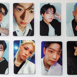 Puede incluir: Conjunto de ocho tarjetas fotográficas rectangulares con retratos en primer plano de individuos. Cada tarjeta muestra a una persona diferente con varios peinados, maquillaje y ropa. Las tarjetas tienen un acabado brillante y están sobre un fondo degradado.