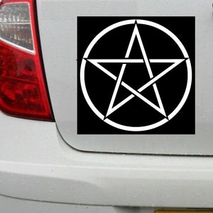 Könnte beinhalten: Ein weißes Pentagramm mit einem Kreis darum auf schwarzem Hintergrund. Das Pentagramm ist ein fünfzackiger Stern, dessen Spitzen nach außen zeigen.