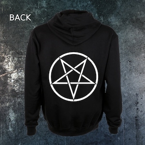 Può includere: Felpa con cappuccio nera con un pentagramma bianco sul retro.