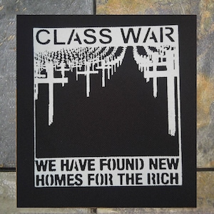 Könnte beinhalten: Schwarz-weiß gestickter Patch mit dem Text "CLASS WAR" und "WE HAVE FOUND NEW HOMES FOR THE RICH".