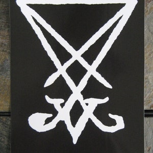 Könnte beinhalten: Ein weißes Symbol auf schwarzem Hintergrund. Das Symbol ist ein Pentagramm mit einem Kreis darum. Das Symbol wird oft mit Satanismus in Verbindung gebracht.