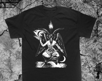 Könnte beinhalten: Schwarzes T-Shirt mit einem weißen Grafikdruck eines geflügelten Dämons mit Hörnern und einem Pentagramm. Der Text "S.L.I.P.H.M.A.S. LEVI.O.TH.A.N." ist unter dem Dämon gedruckt.
